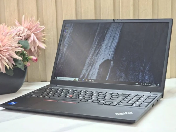 Laptop Lenovo Thinkpad E15 (USD)'s foto | Ixi'Shop |  BizneCubano